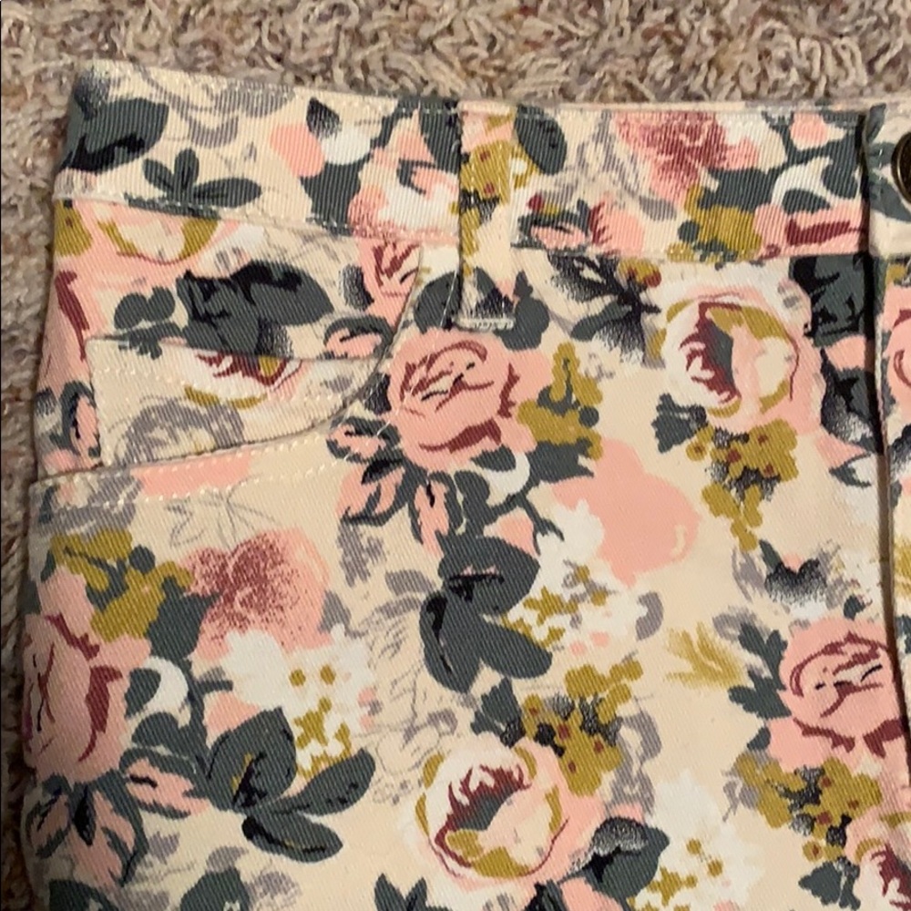 NWT Forever 21 denim floral shorts SZ-28 - Picture 2 of 8